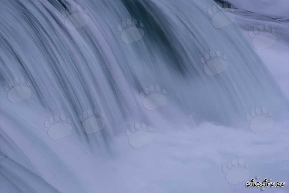 Cascada idílica en el río Brooks en el Parque Nacional de Katmai, Alaska