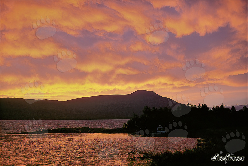 Cielo dramático sobre el lago Naknek en Katmai, Alaska