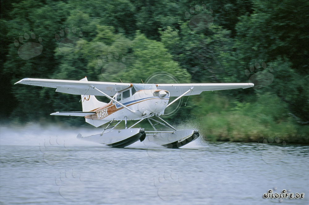 Hydravion décollant au lac Coville en Alaska