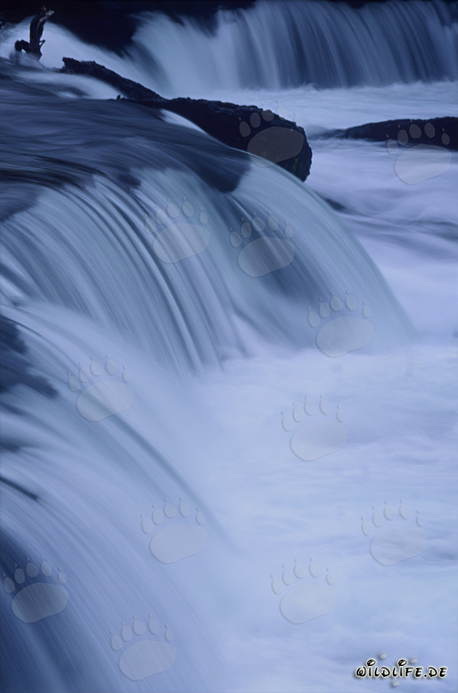 Cascada pintoresca en el río Brooks