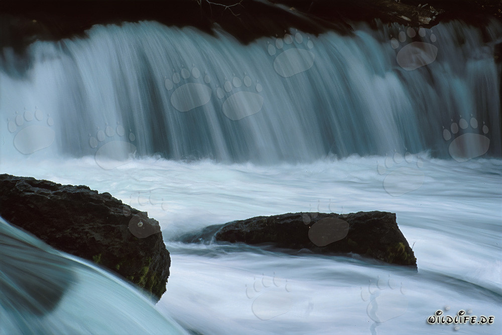 Cascata sicura per pittori al fiume Brooks in Alaska