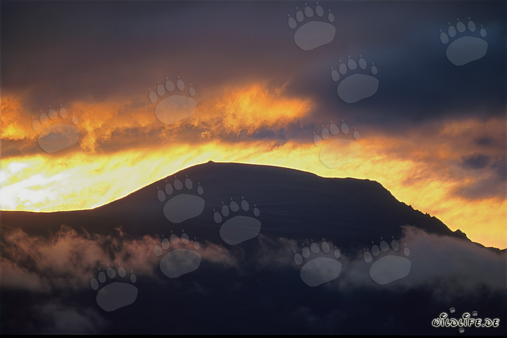Cielo drammatico al tramonto sul lago Naknek