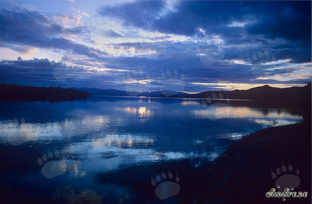 Tramonto sul lago Coville in Alaska