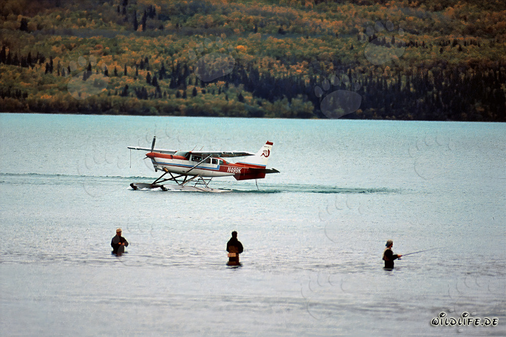 Buschflugzeug und Angler in der Wildnis Alaskas
