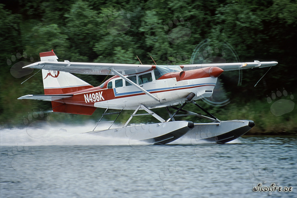 Wasserflugzeug startet in den Himmel über Alaska