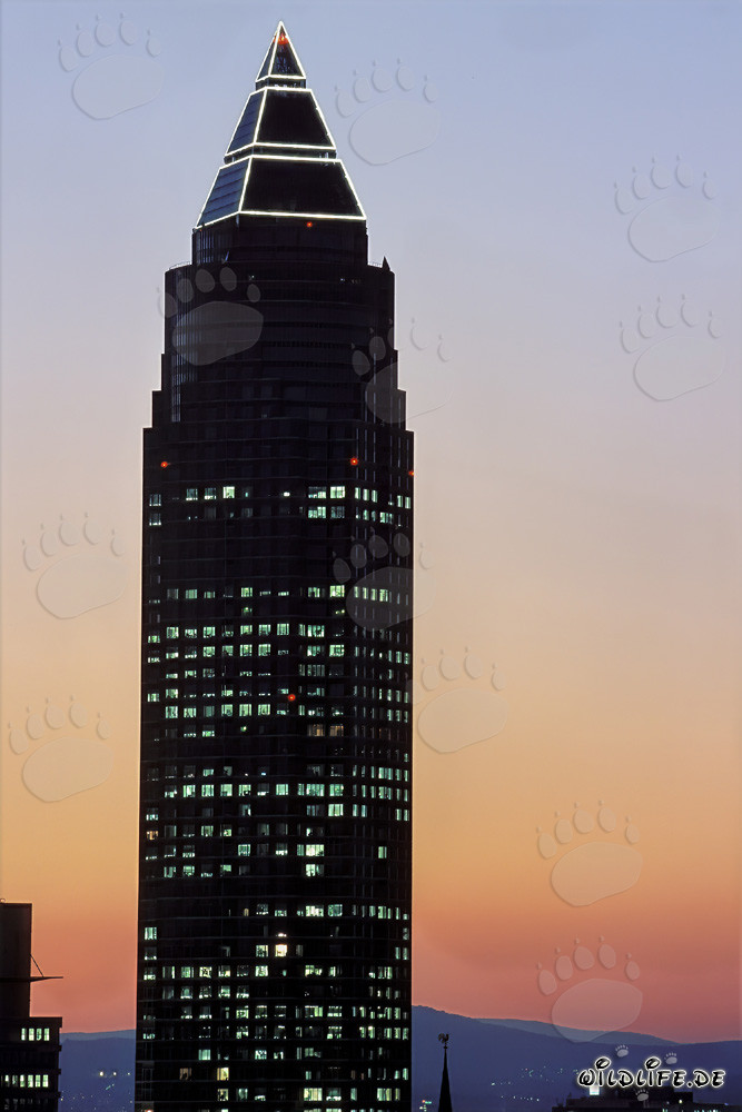 Impressionante Torre Fieristica di Francoforte nella calda luce serale