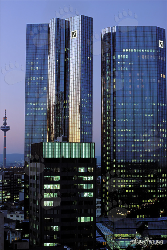 La sede central de Deutsche Bank en Frankfurt en la última luz del día