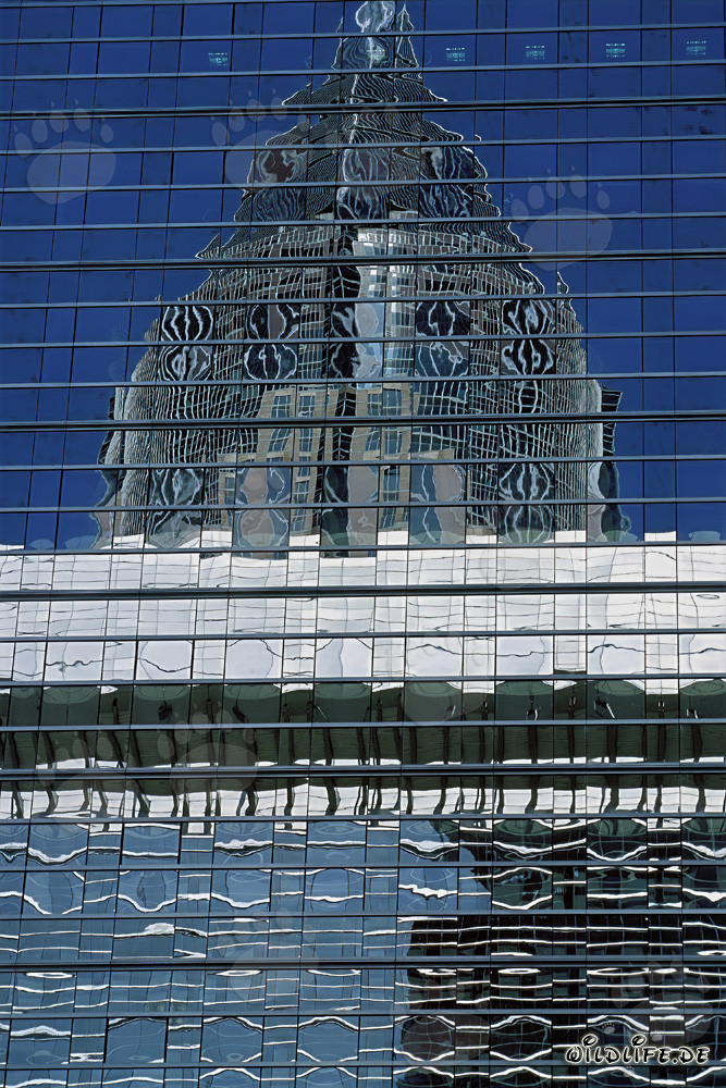 Affascinante riflesso della torre della fiera a Francoforte