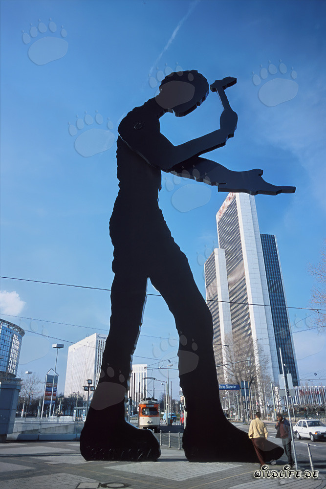 Le Hammering Man devant la tour de la foire de Francfort