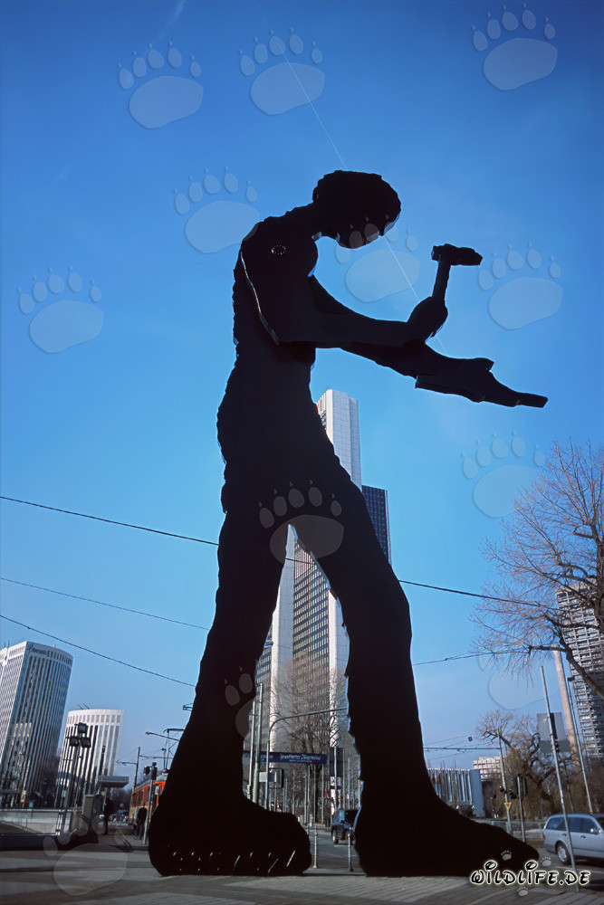 El 'Hammering Man' frente a la torre de la feria en Fráncfort del Meno, Hesse, Alemania