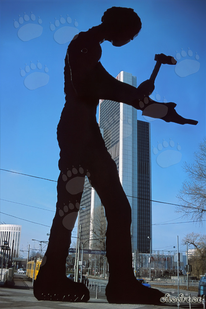 Der Hammering Man vor dem Messeturm in Frankfurt