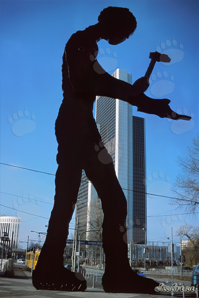 Le Hammering Man devant la tour de la foire de Francfort