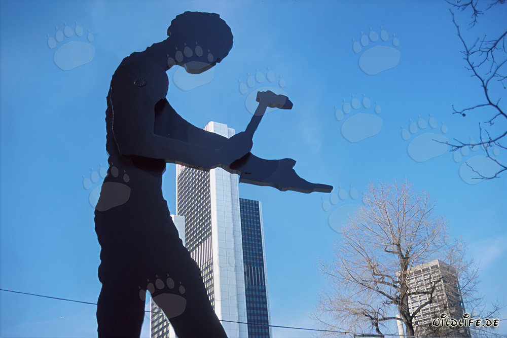 Hammering Man di fronte alla Torre della Fiera a Francoforte sul Meno, Germania