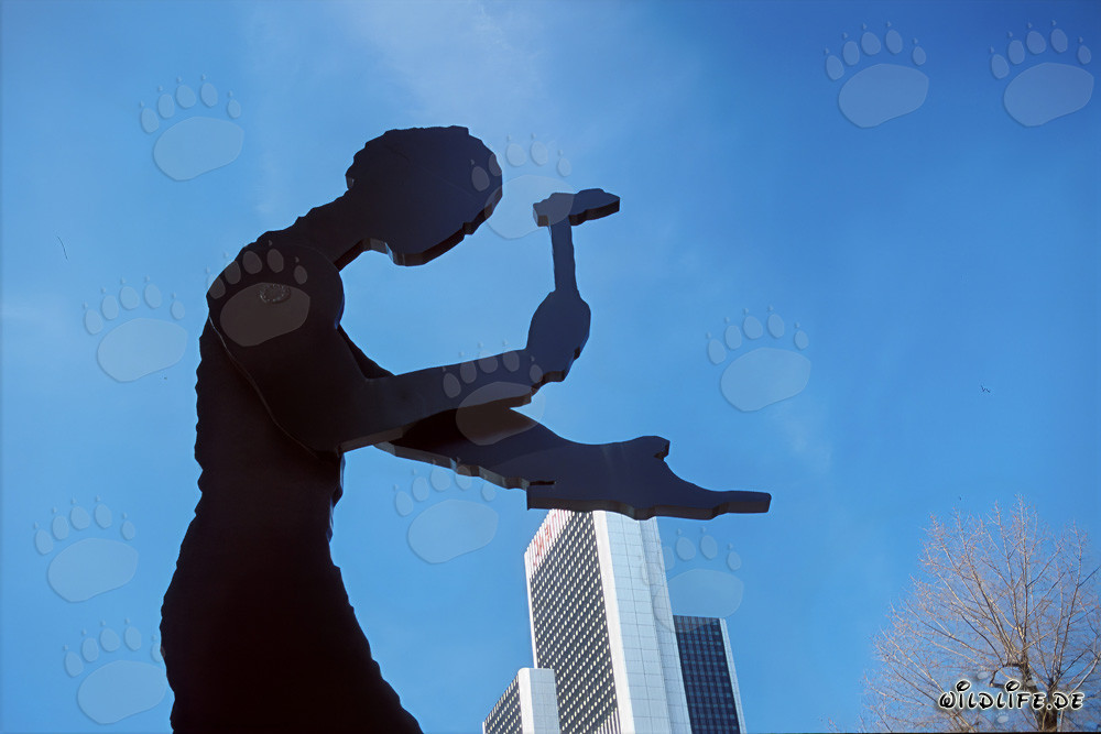 Hammering Man vor dem Messeturm in Frankfurt am Main, Deutschland