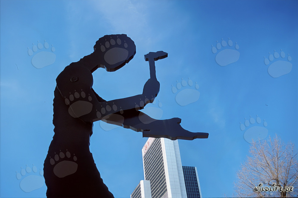 Hammering Man in front of the Trade Fair Tower in Frankfurt, Germany
