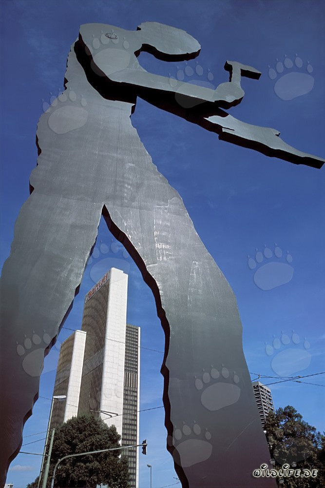 Skulptur des Hammering Man vor dem Messeturm in Frankfurt am Main, Hessen, Deutschland