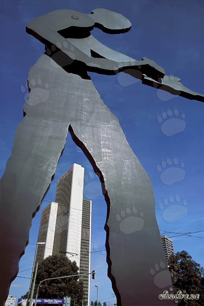 Der Hammermann vor dem Messeturm in Frankfurt