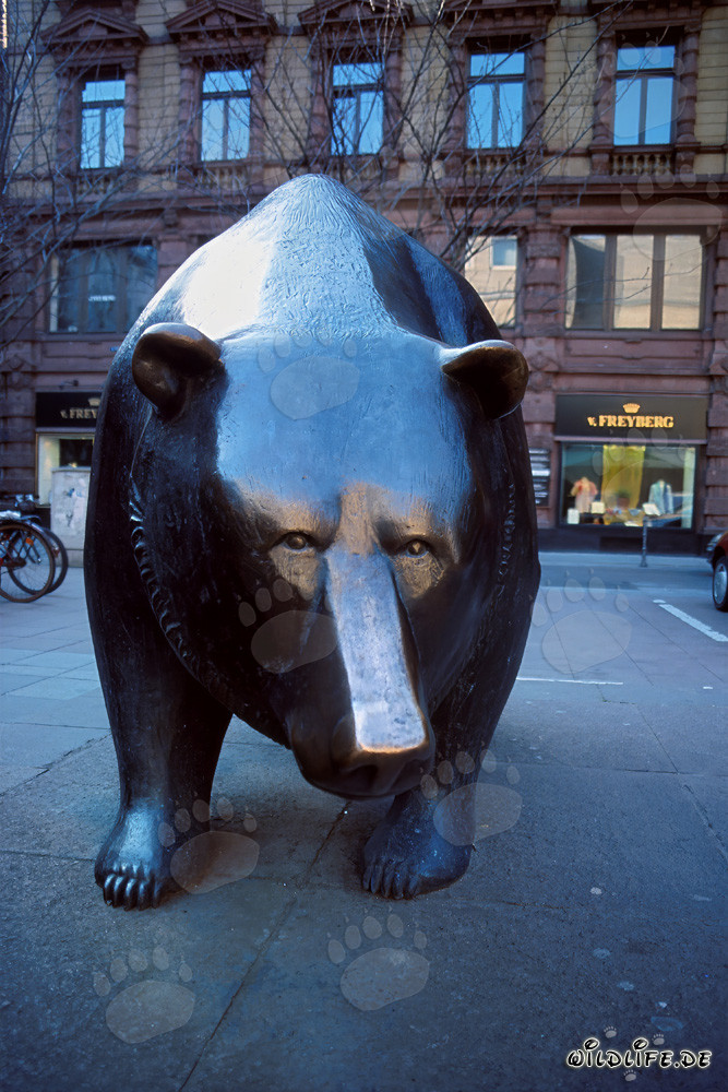 Bull and Bear in front of the Frankfurt Stock Exchange