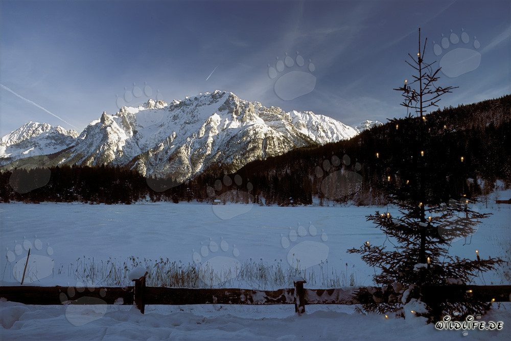 Temps de Noël festif au pittoresque lac de Lautersee à Mittenwald, Bavière