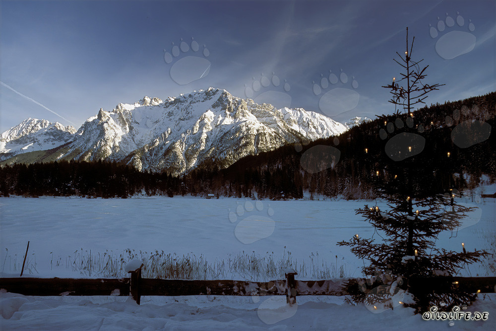 Tiempo navideño festivo en el pintoresco Lautersee en Mittenwald, Baviera