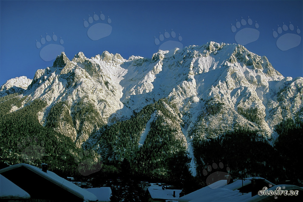 Paysage d'hiver dans les montagnes de Karwendel devant Mittenwald