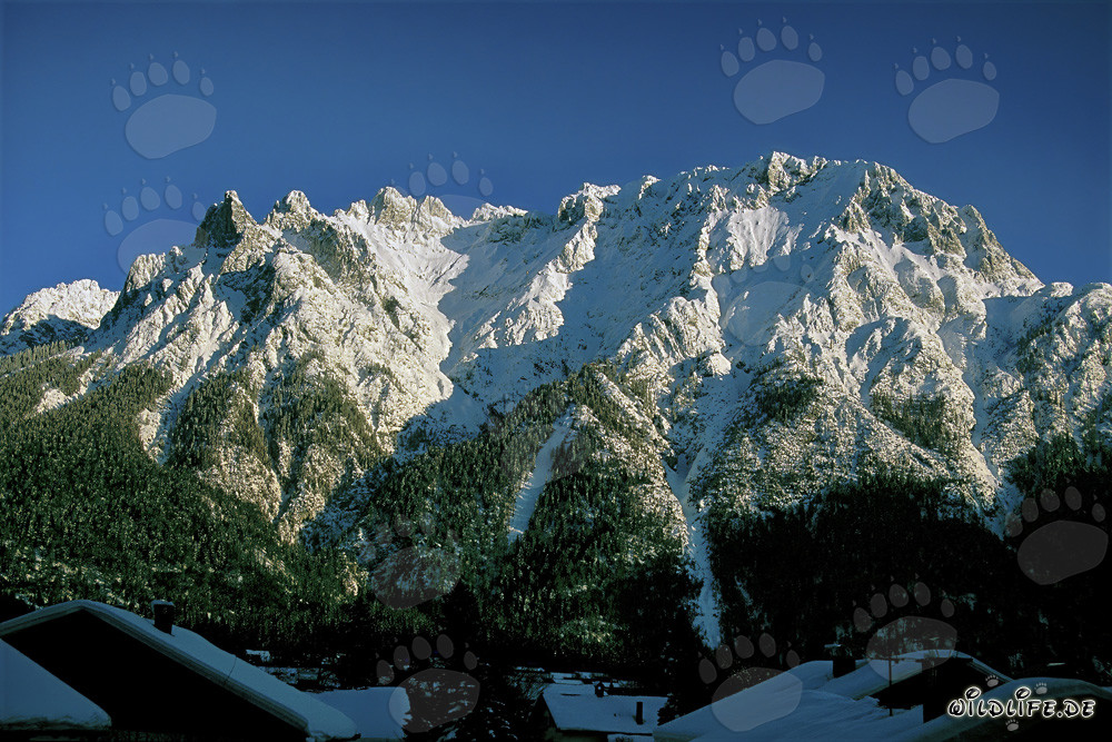 Paesaggio invernale nelle montagne di Karwendel di fronte a Mittenwald