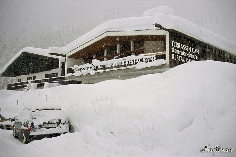 Invierno idílico en el pintoresco Lautersee en Mittenwald, Baviera