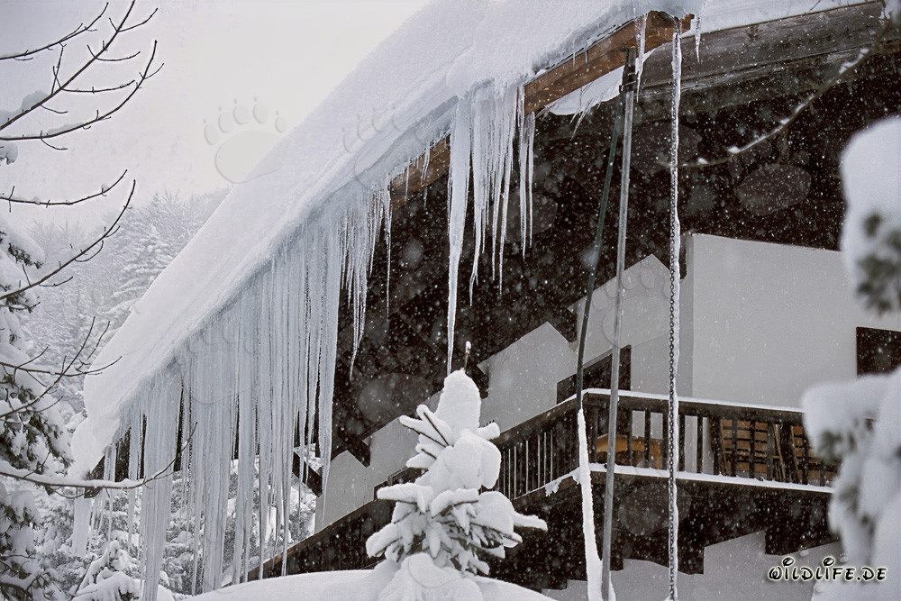 Fascinantes estalactitas en el paisaje invernal de Baviera