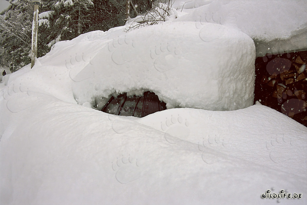 Paesaggio invernale: auto sotto la neve a Mittenwald, Baviera