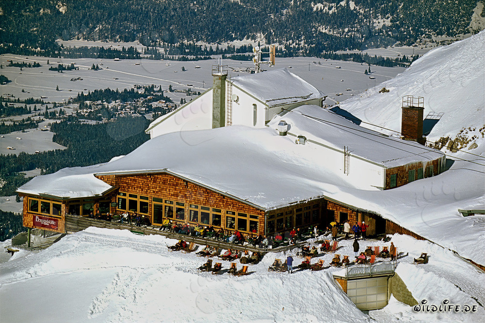 Bain de soleil relaxant à la station supérieure du téléphérique du Karwendel à Mittenwald