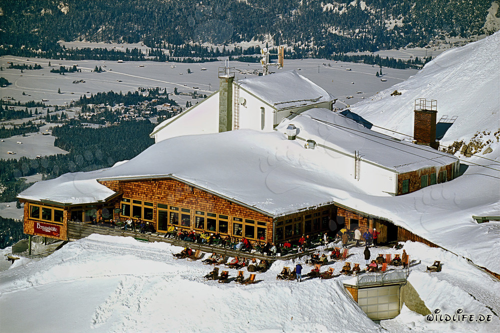 Relajante baño de sol en la estación superior del teleférico de Karwendel en Mittenwald