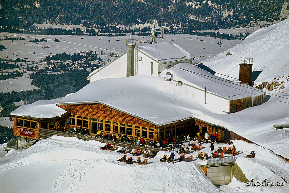 Erholsames Sonnenbad an der Bergstation der Karwendelbahn in Mittenwald