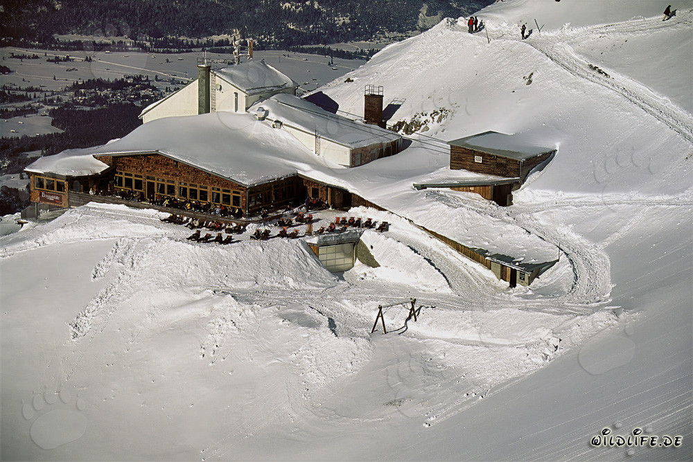 Paesaggio invernale alla stazione di montagna della funivia del Karwendel a Mittenwald