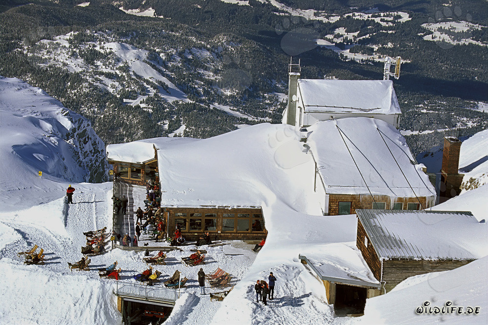 Estación superior del teleférico de Karwendel nevado en Mittenwald, Baviera