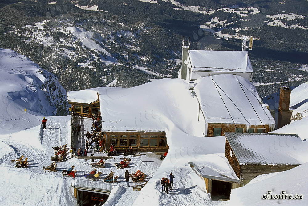 Stazione superiore della funivia del Karwendel innevata a Mittenwald, Baviera