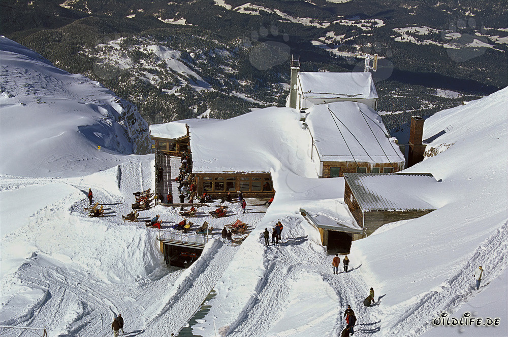 Idyllische Winterlandschaft an der Bergstation der Karwendelbahn in Mittenwald