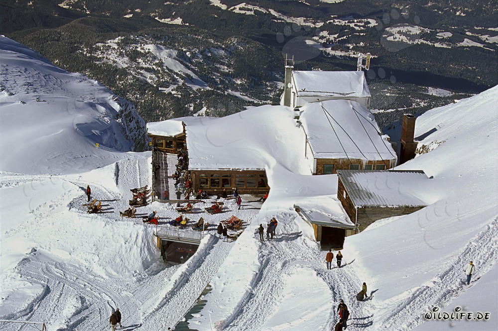 Paisaje invernal idílico en la estación de montaña del teleférico de Karwendel en Mittenwald