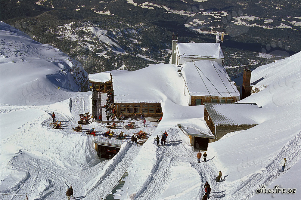 Paesaggio invernale idilliaco alla stazione di montagna della funivia di Karwendel a Mittenwald