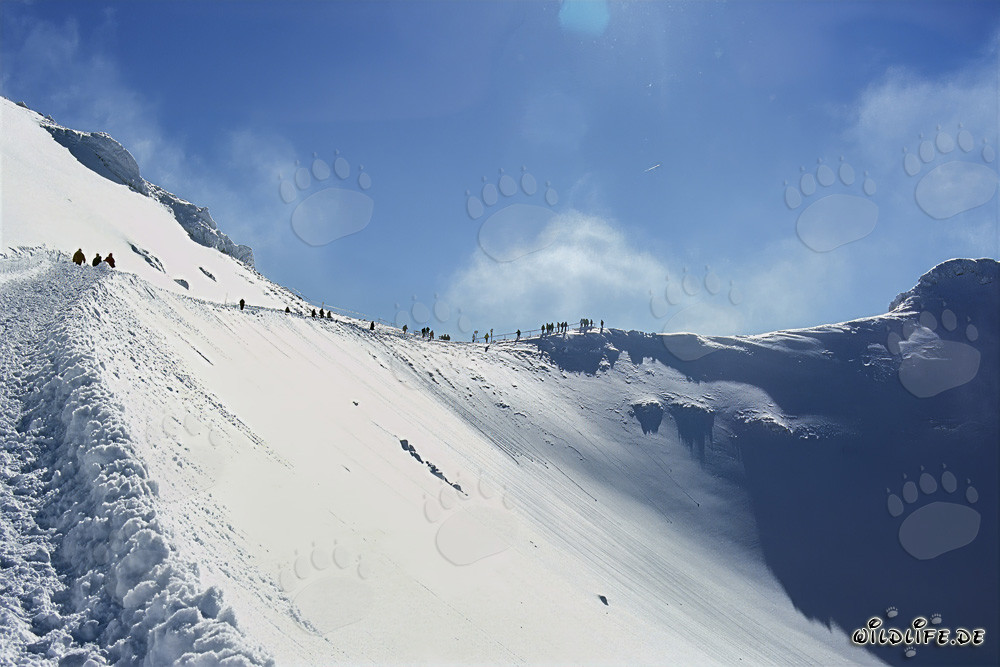Escursione invernale sul sentiero panoramico alla stazione di montagna della funivia Karwendel