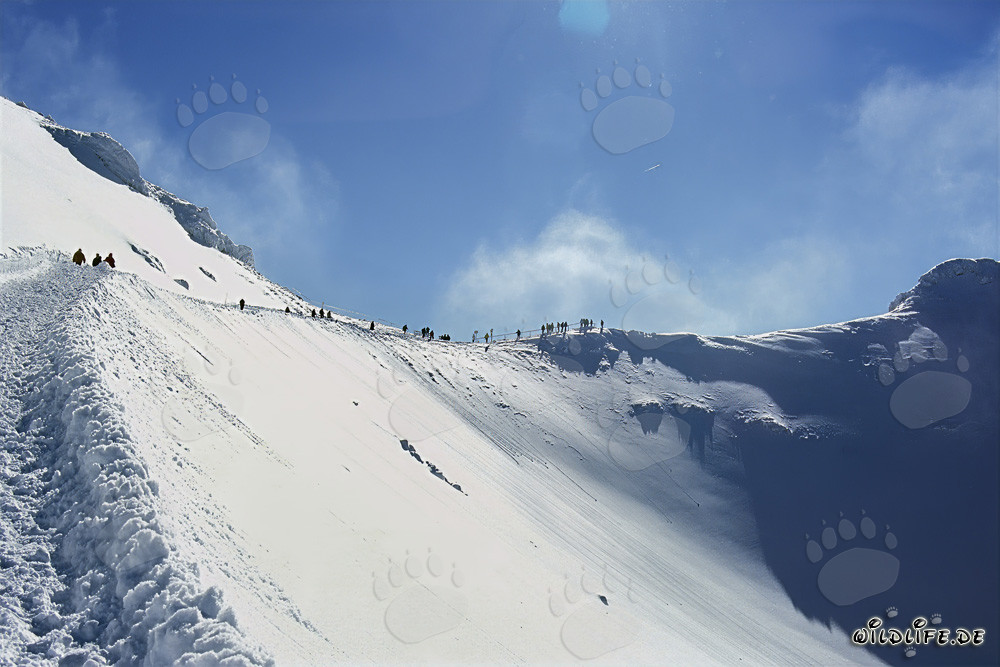 Randonnée hivernale sur le sentier panoramique à la station de montagne du téléphérique Karwendel