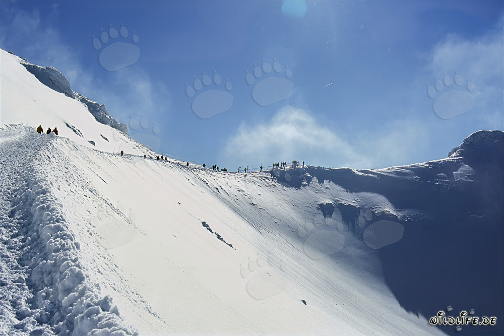 Winter hike on the Panorama Trail at the cable car mountain station