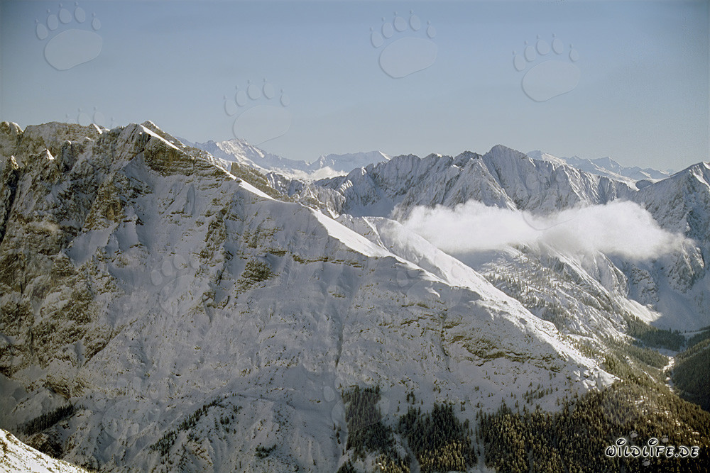 Invierno idílico en la montaña en la pintoresca cordillera de Karwendel