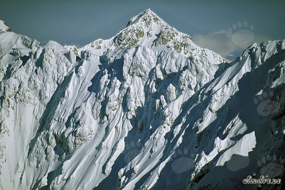 Inverno maestoso nelle montagne del Karwendel con cime innevate e aria cristallina