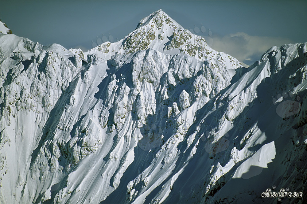 Invierno majestuoso en las montañas de Karwendel con cumbres nevadas y aire cristalino