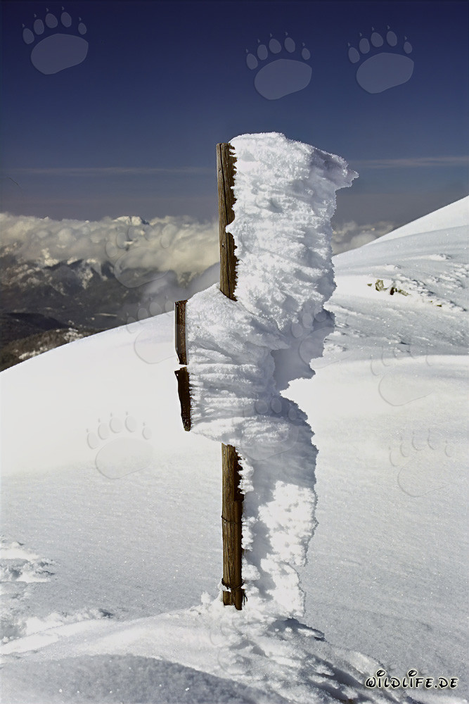 Señalización helada en la estación superior del teleférico de Karwendel - Paisaje invernal en los Alpes
