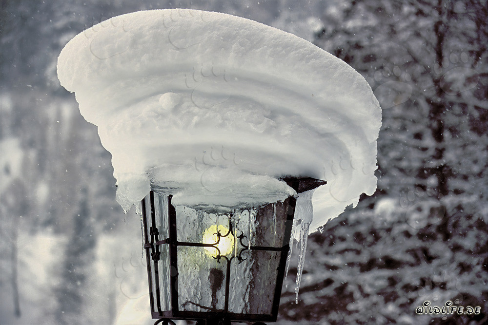 Ambiente invernal romántico: Lámpara nevada en Mittenwald