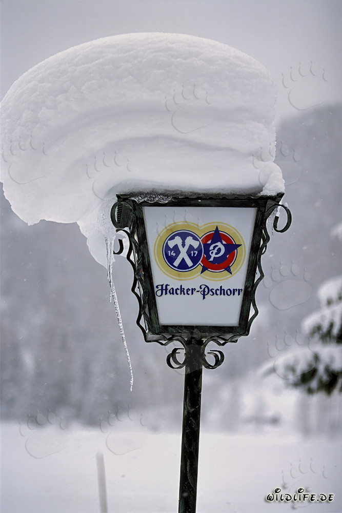 Paisaje invernal idílico con lámpara cubierta de nieve en Mittenwald, Baviera