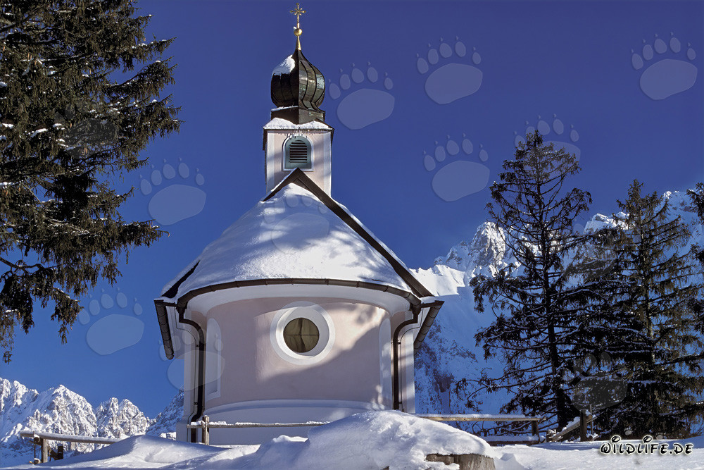 Capilla de Navidad romántica en las montañas nevadas de Baviera
