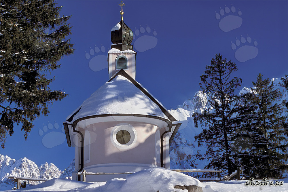 Chapelle de Noël romantique dans les montagnes enneigées de Bavière
