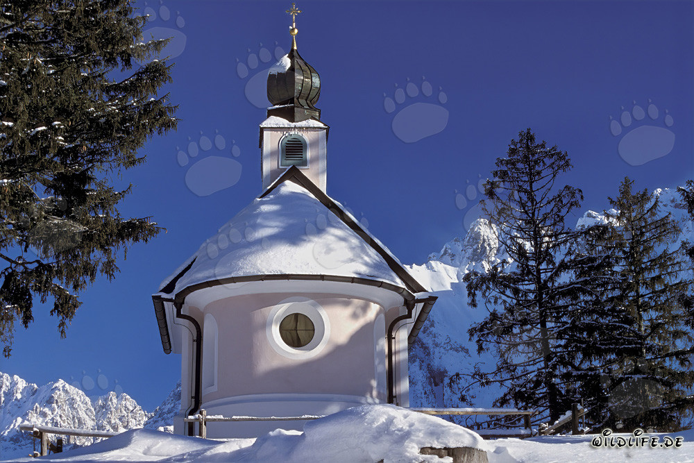 Chiesetta natalizia romantica tra le montagne innevate della Baviera